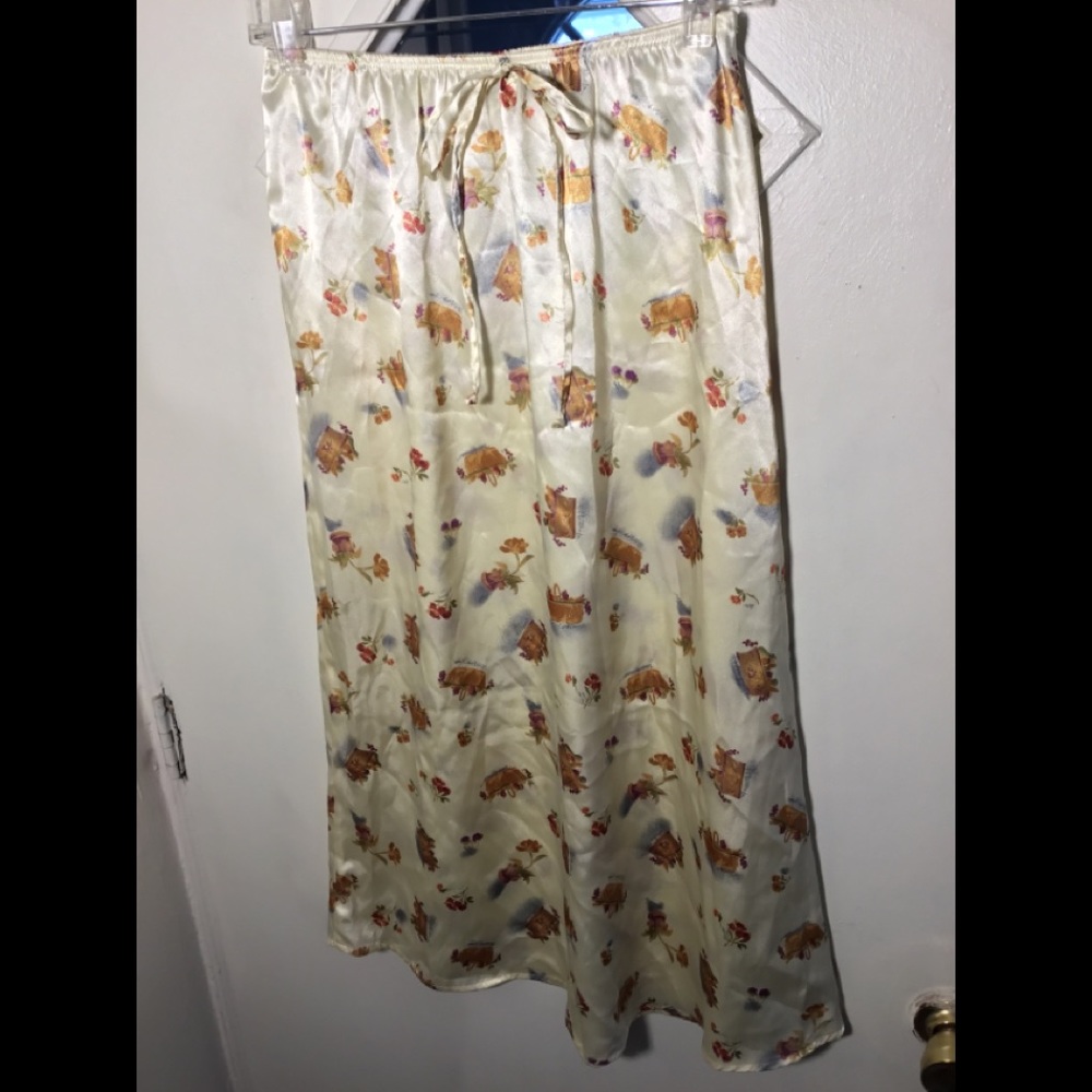 Elastic waist , pull on  satin skirt